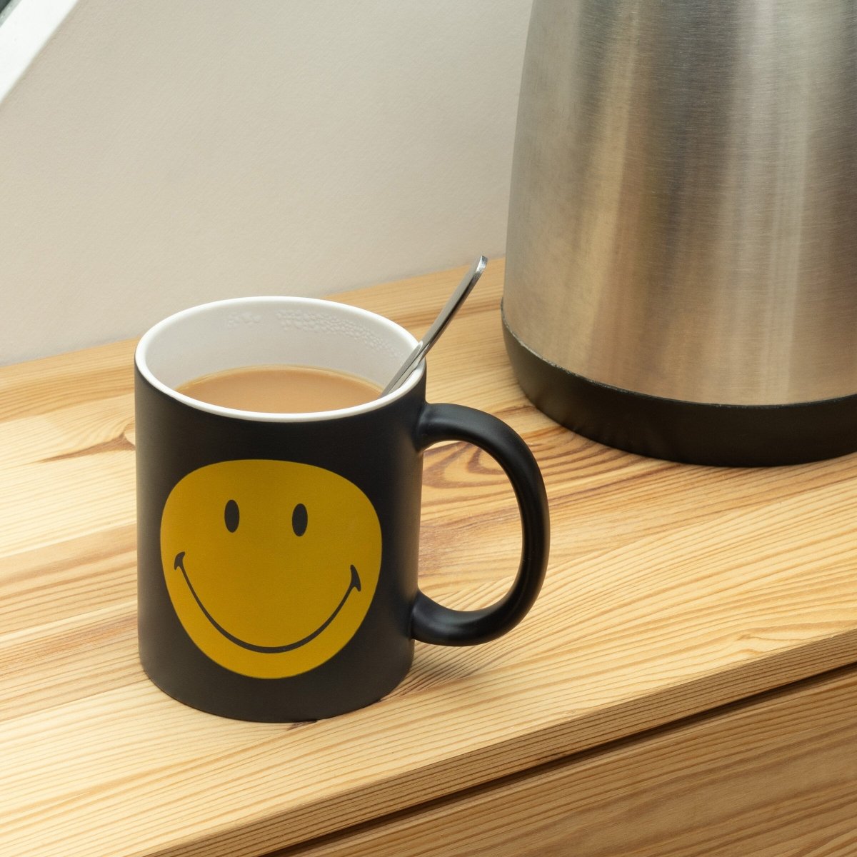 Smiley Face Magic Heat-Sensitive Black and Yellow Mug Gadgets SuckUK Quirky Turkey Gifts